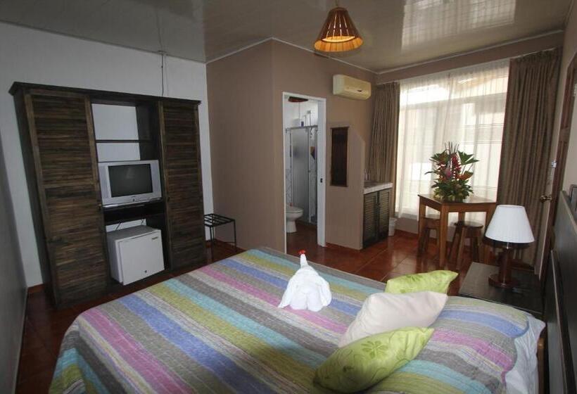 חדר קלאסי, Arenal By Regina