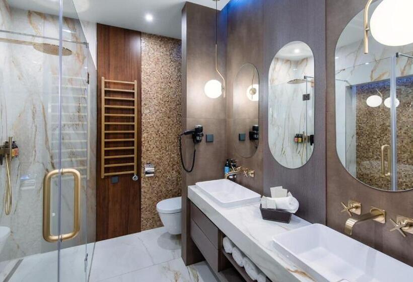 سوئیت با وان آب گرم, Avalon Resort & Spa