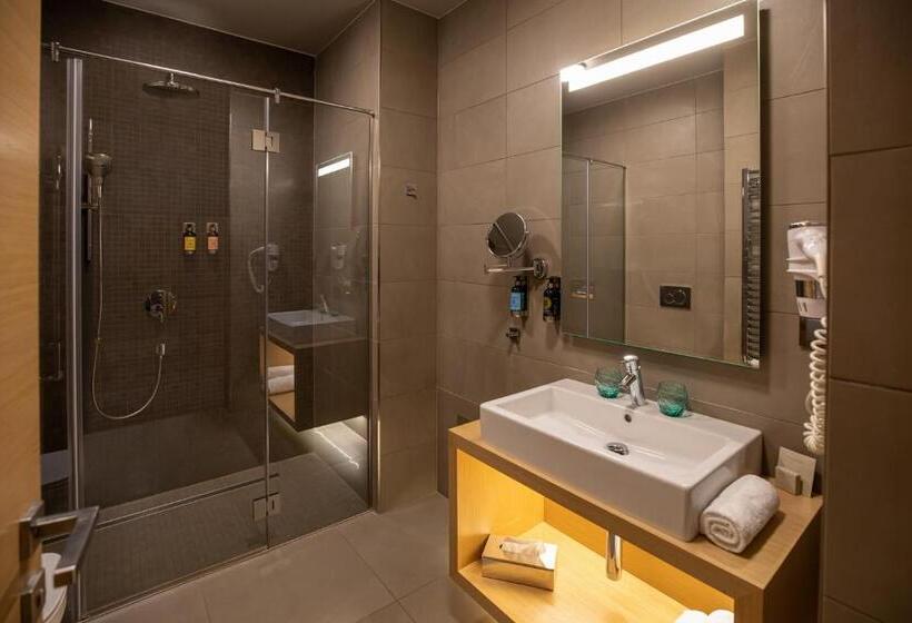 سوئیت جونیور با تراس, Avalon Resort & Spa