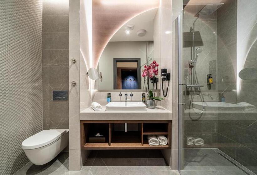 اتاق خانوادگی, Avalon Resort & Spa