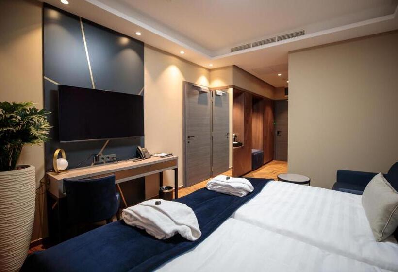 اتاق خانوادگی, Avalon Resort & Spa