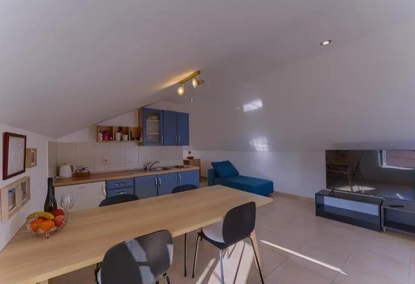 オーシャンビューバルコニー付きワンベッドルームアパートメント, Guest House Dijana