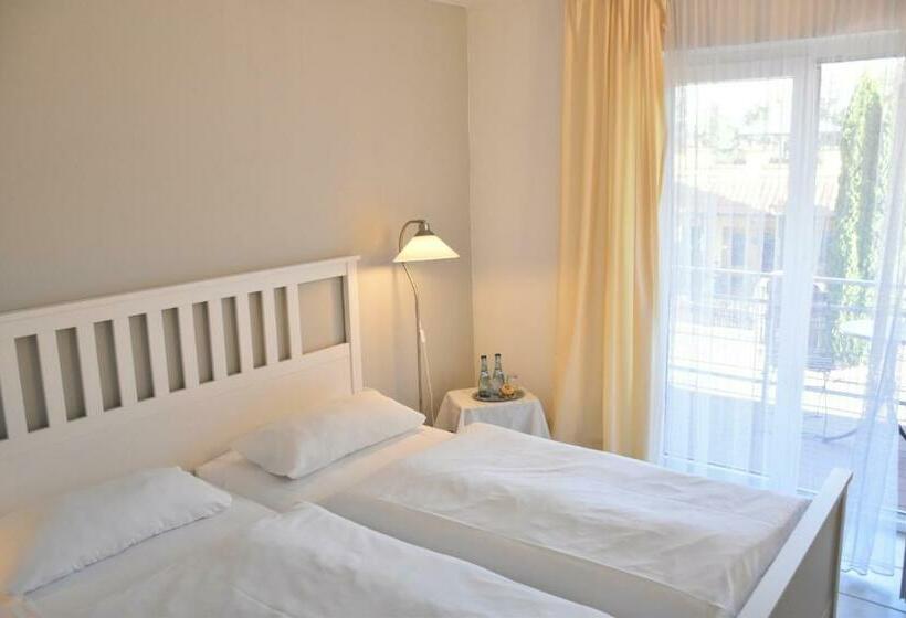 带阳台的标准单人间, Kamps