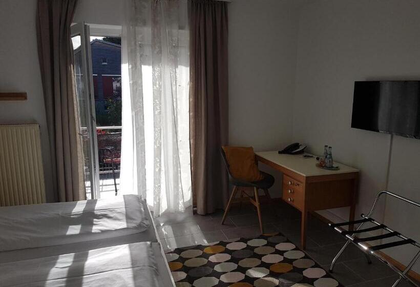 带阳台的标准单人间, Kamps