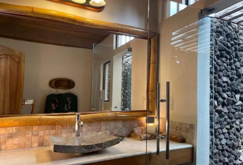 سوییت لوکس, Lost Iguana Resort And Spa