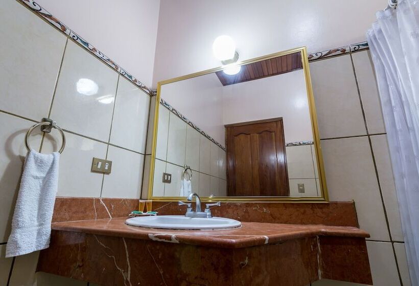 غرفة قياسية مطلّة علي البحر, Manuel Antonio