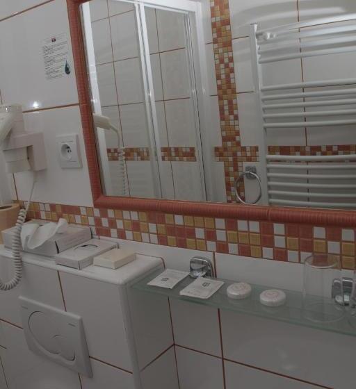 غرفة قياسية رباعية, U Kaple