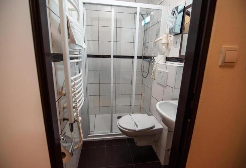 غرفة قياسية ثلاثية, U Kaple