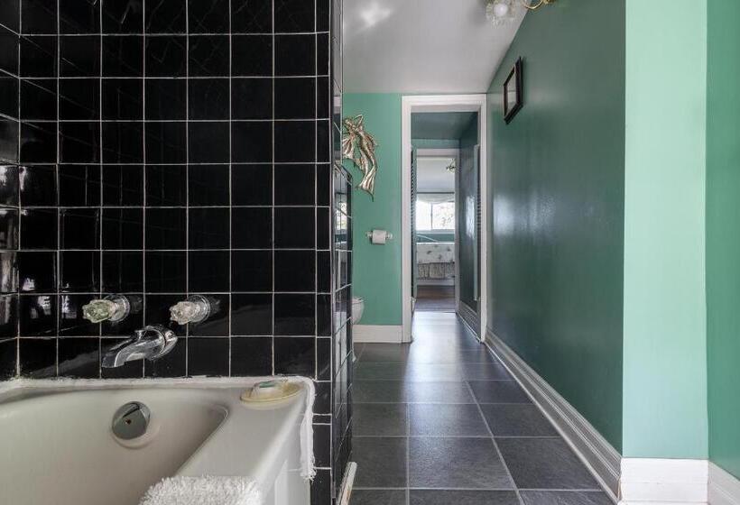 디럭스 룸, Chestnut Inn