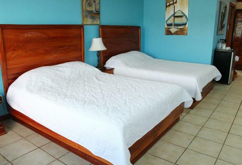 جناح, Fish Hook Marina