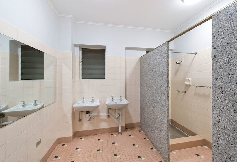 חדר מוזל מקלחת משותפת, Prince Of Wales