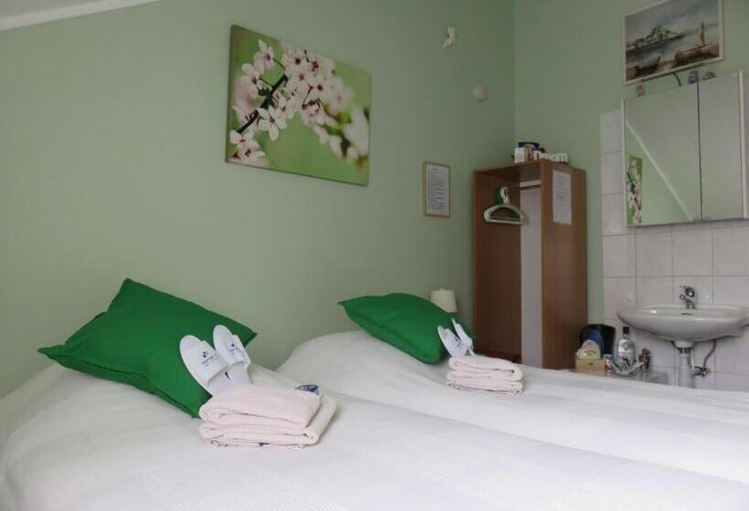 带共用浴室的标准房间, Rene's B&b