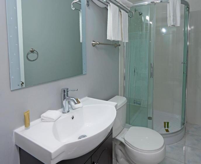 غرفة قياسية رباعية مزودة بشُرفة, Wasaga Riverdocks Hotel Suites