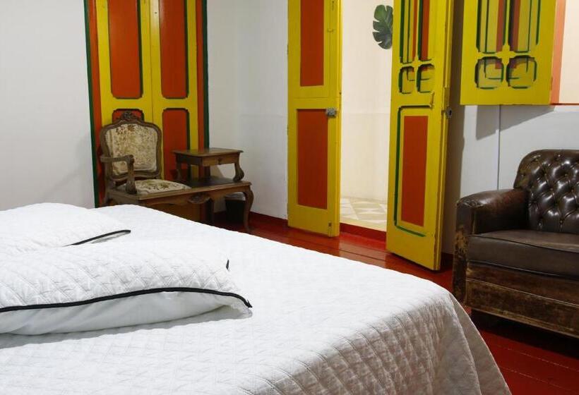 Номер Deluxe, Golden Frog Manizales