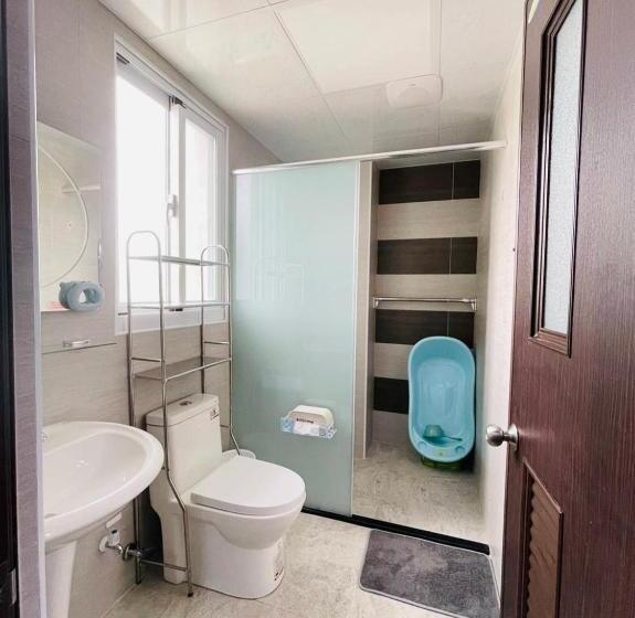 اتاق استاندارد چهارنفره با بالکن, 芹菜芋頭親子民宿