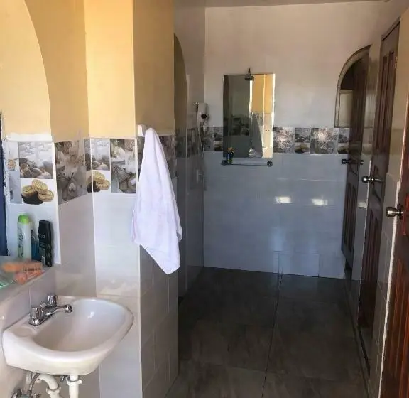 اتاق استاندارد با سرویس بهداشتی مشترک, Hostel Revolution Quito