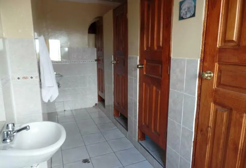 اتاق استاندارد با سرویس بهداشتی مشترک, Hostel Revolution Quito