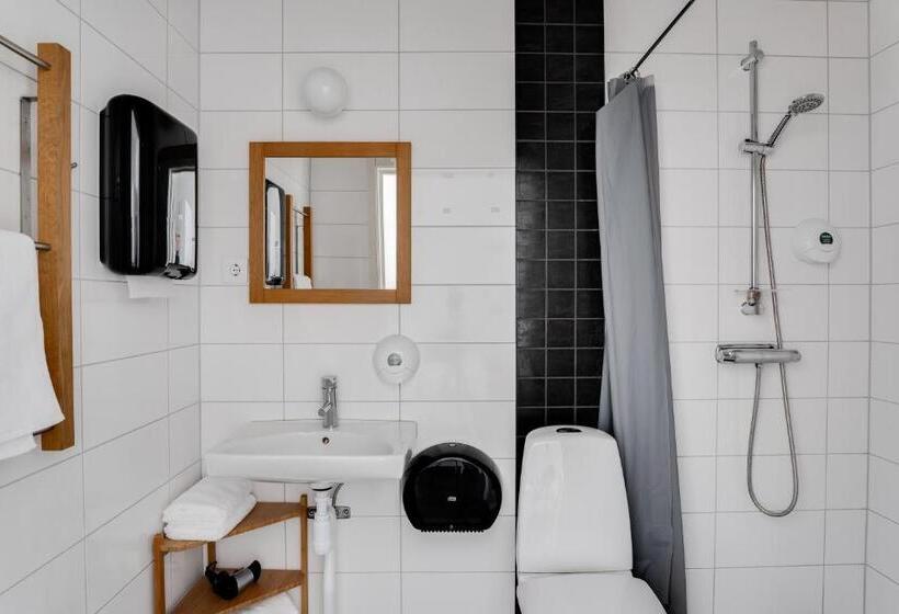 غرفة قياسية مطلّة علي البحر, L Hamnen