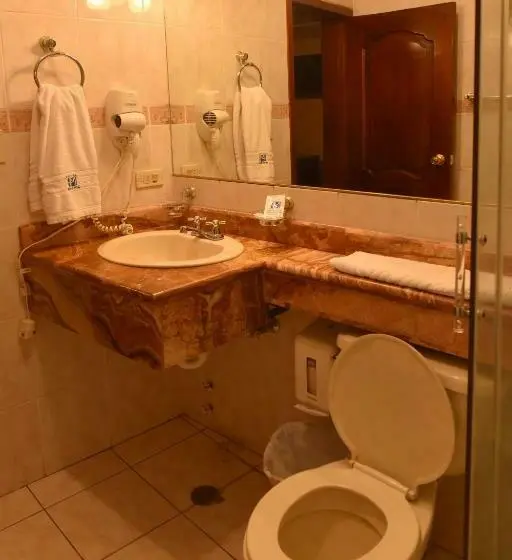 Standard Kolmen Hengen Huone, Makroz