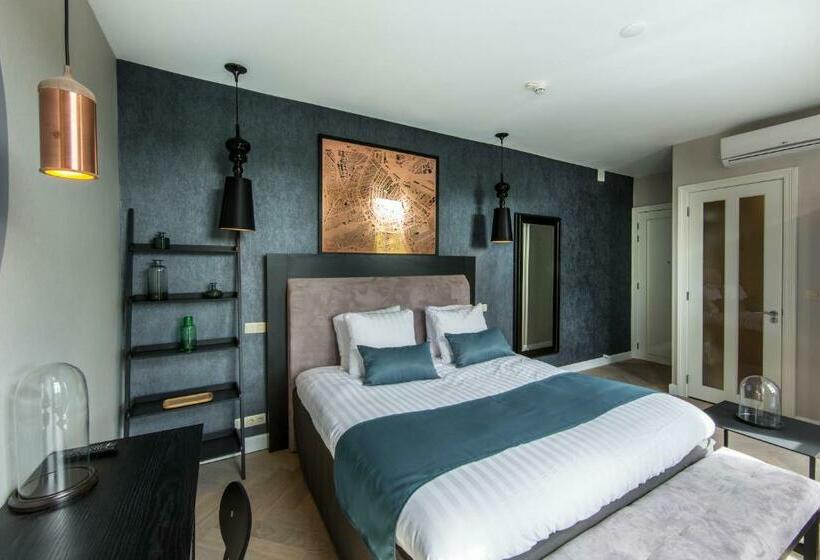 غرفة ديلوكس, No. 377 House