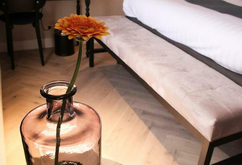 غرفة ديلوكس, No. 377 House