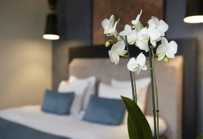 غرفة ديلوكس, No. 377 House