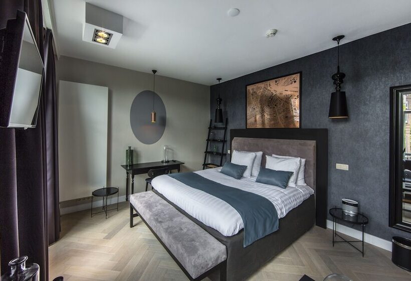 غرفة ديلوكس, No. 377 House