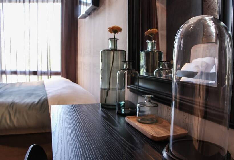 غرفة أساسية, No. 377 House