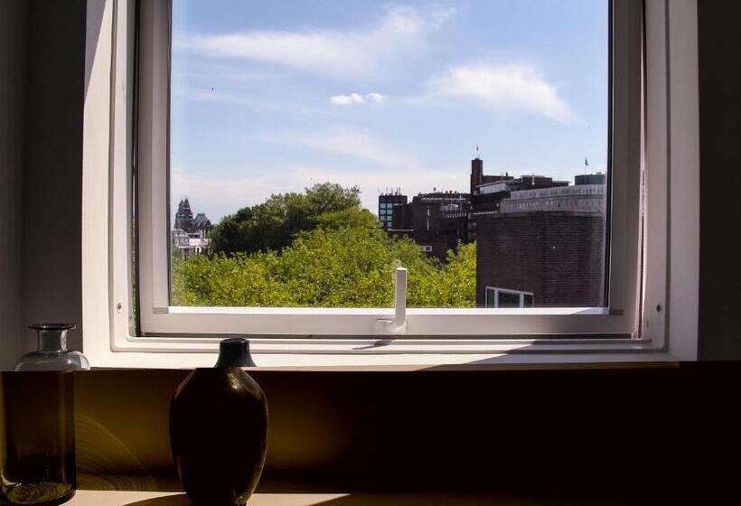 غرفة قياسية مطلة على المدينة, No. 377 House