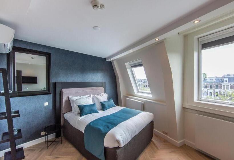 غرفة قياسية مطلة على المدينة, No. 377 House