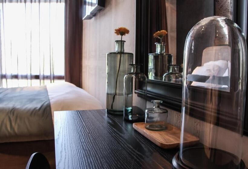 غرفة قياسية فردية ذات إطلالة, No. 377 House