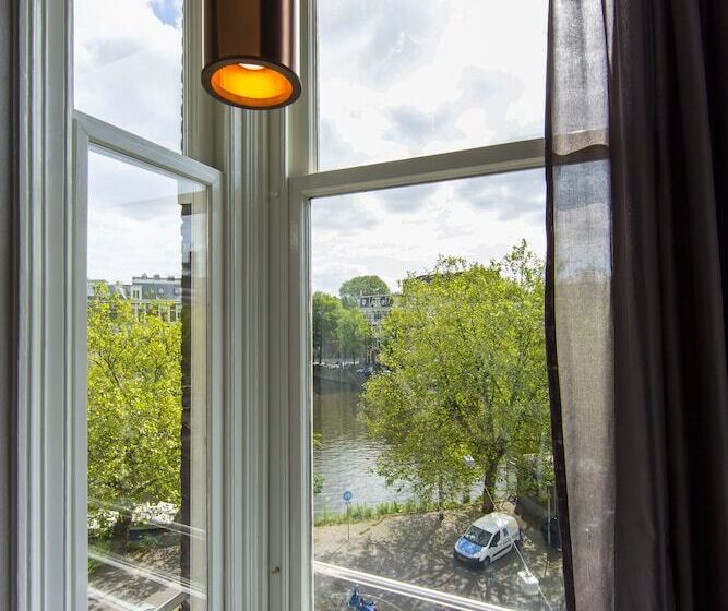 غرفة ديلوكس, No. 377 House