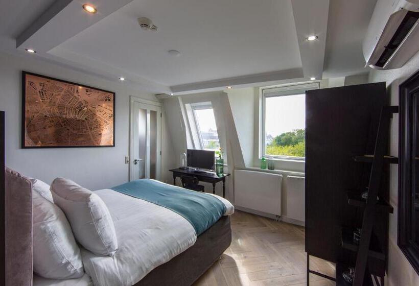 غرفة قياسية مطلة على المدينة, No. 377 House