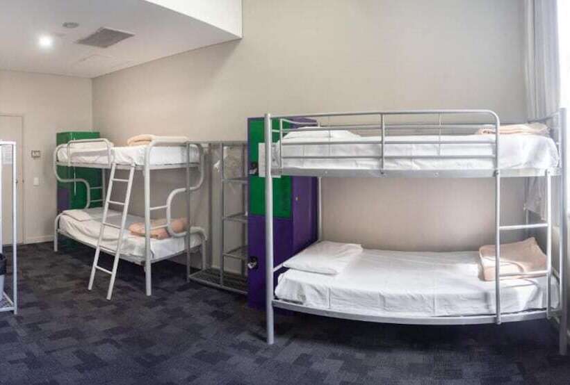 공용 욕실 구비 공동 객실 내의 침대, Big Backpackers Hostel