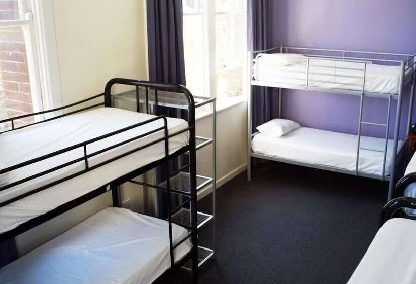 سرير فى غرفة مشتركة مزودة بحمام مشترك, Big Backpackers Hostel