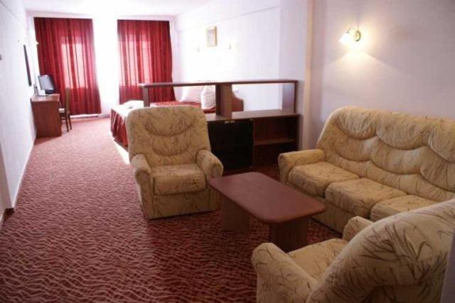 דירת חדר, Flora