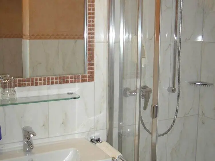 Standard Yhden Hengen Huone, Keindl