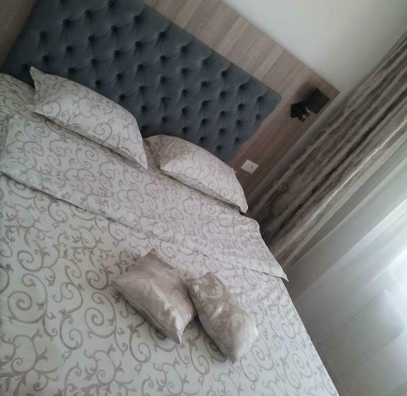 חדר סטנדרט לשלושה, La John