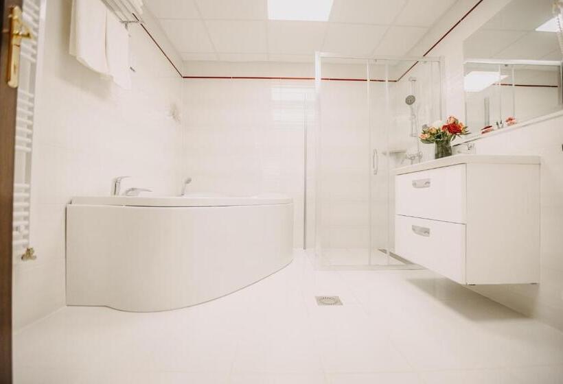 デラックススイート, Lacu Rosu