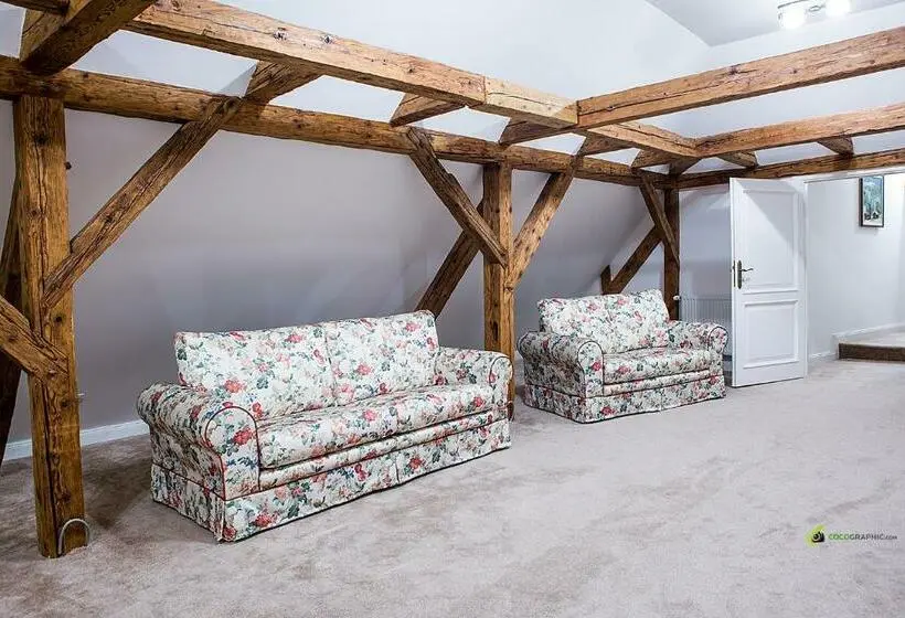 １ベッドルームペントハウスアパート, Palatul Brukenthal Avrig