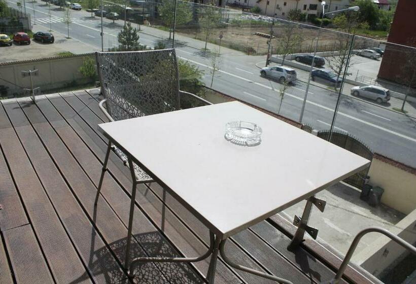 سوئیت با بالکن, Papion