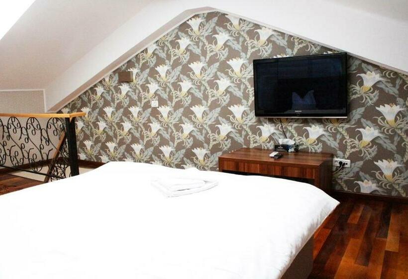 سوئیت با بالکن, Papion