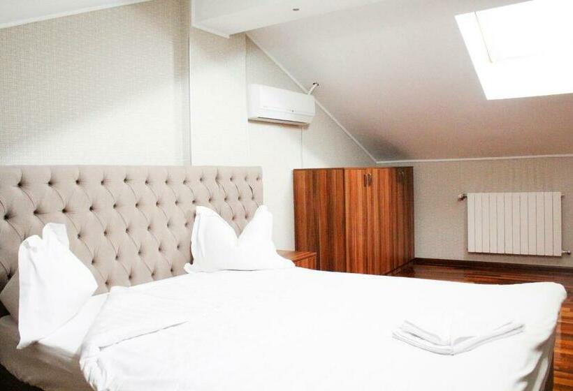 سوئیت با بالکن, Papion