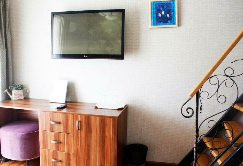 سوئیت با بالکن, Papion