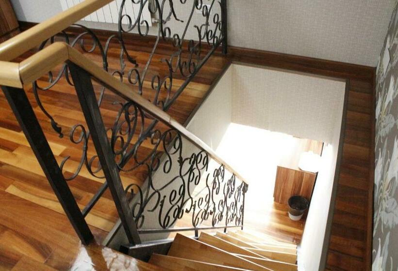 سوئیت با بالکن, Papion