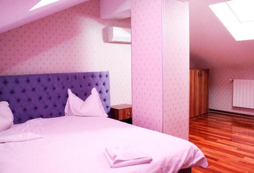 سوئیت با بالکن, Papion