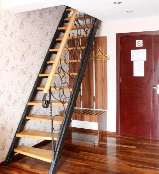 سوئیت با بالکن, Papion