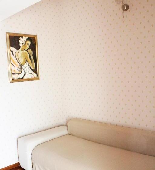 سوئیت با بالکن, Papion