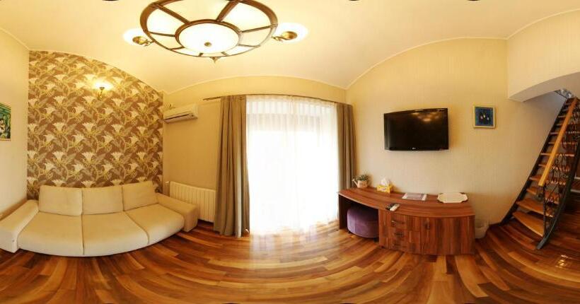 سوئیت با بالکن, Papion