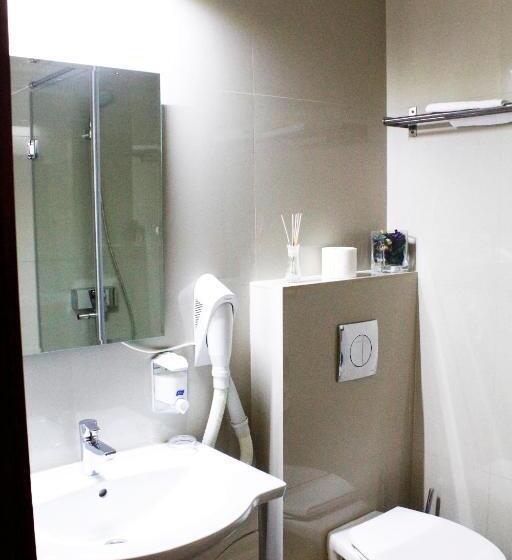 سوئیت با بالکن, Papion